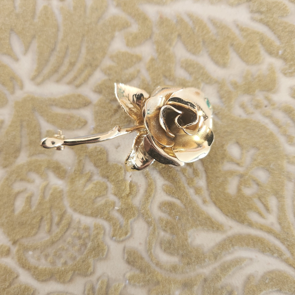 Elegant Gold Rose Brooch